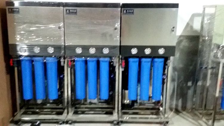 0.25-0.5T反滲透水處理設備箱式