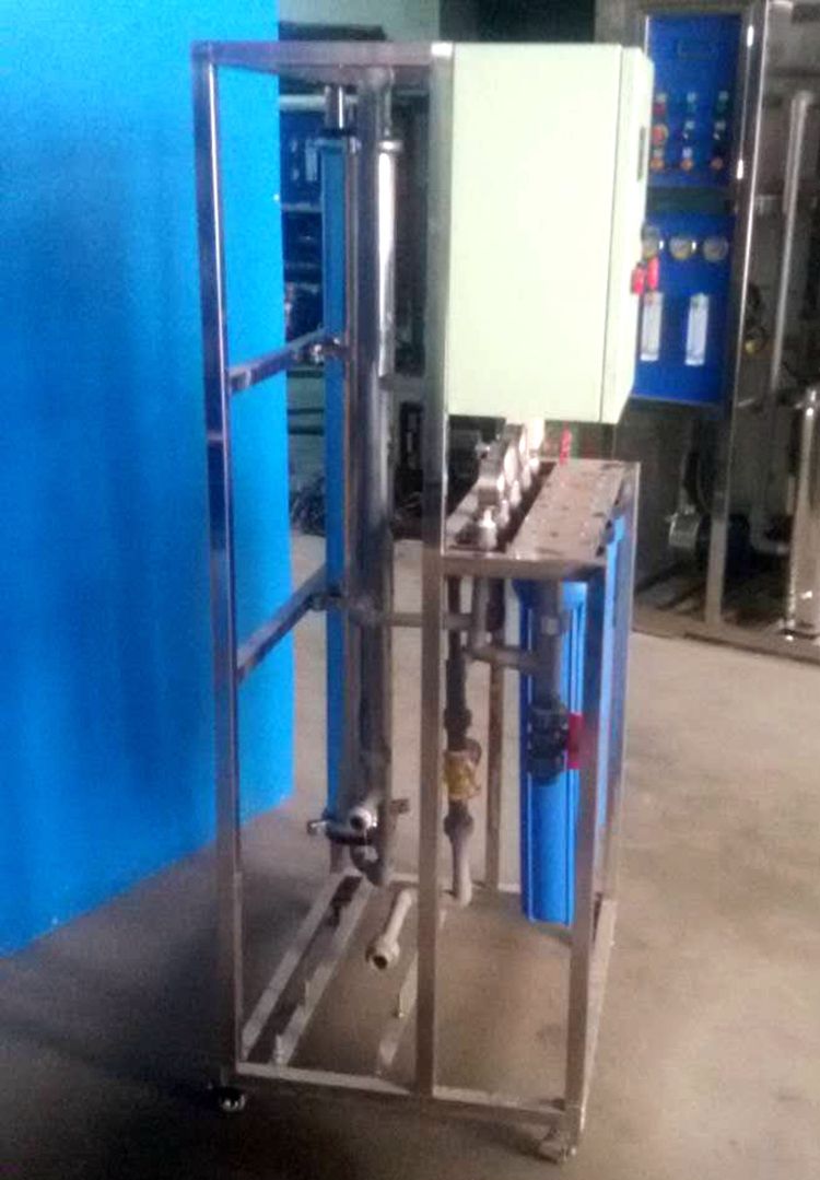0.25-0.5T反滲透水處理設備箱式